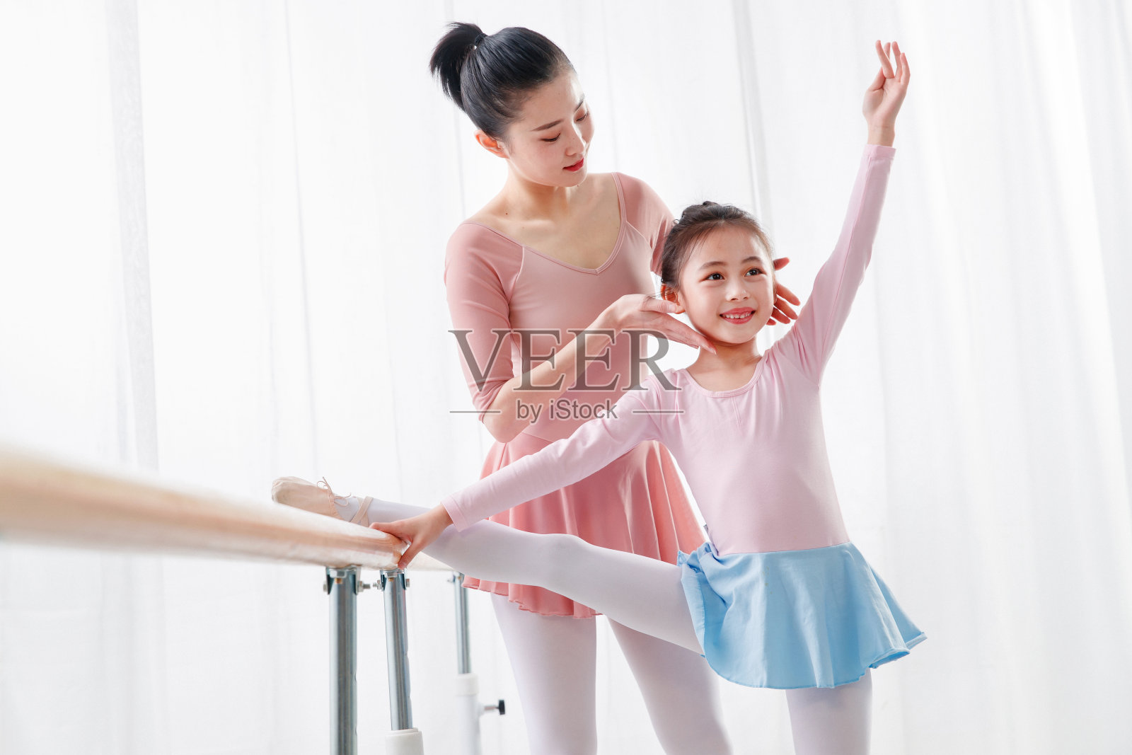 年轻舞蹈老师教小女孩跳舞照片摄影图片