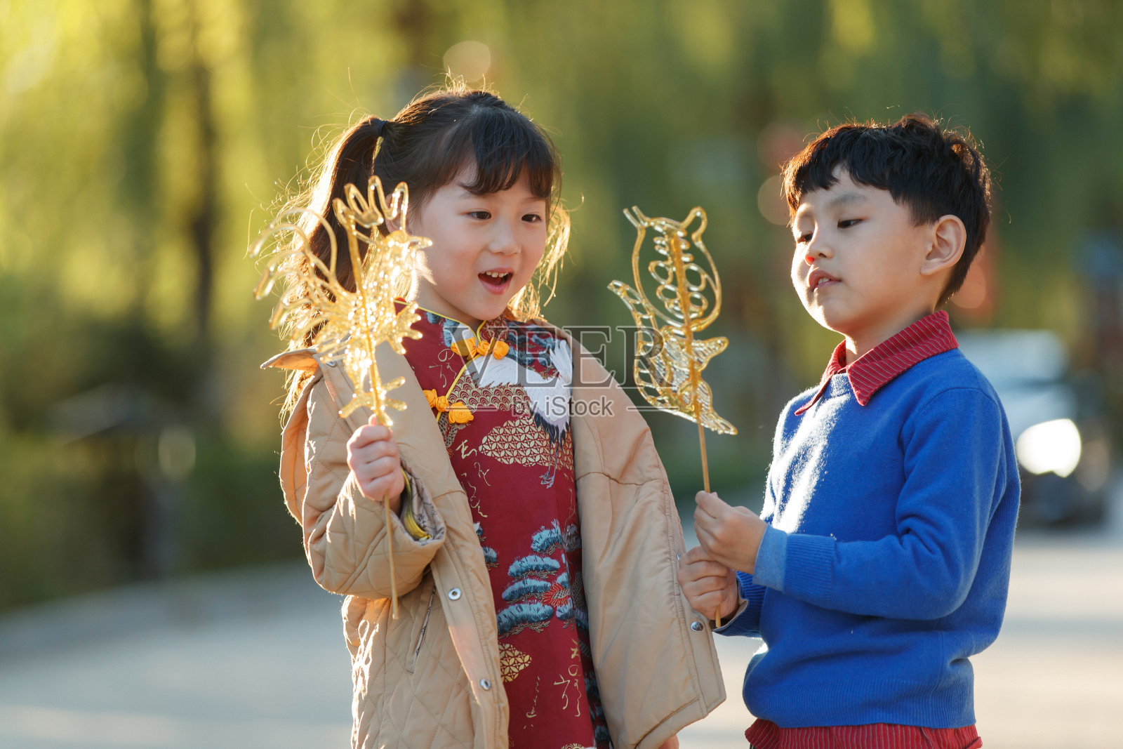 吃糖画的快乐儿童照片摄影图片