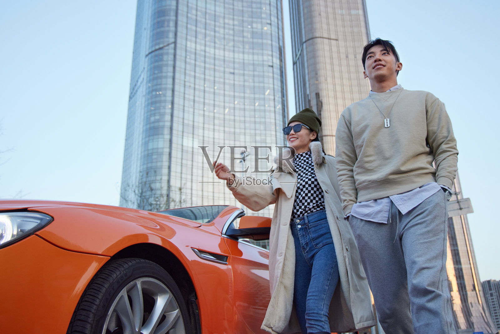 快乐的青年情侣和豪车照片摄影图片