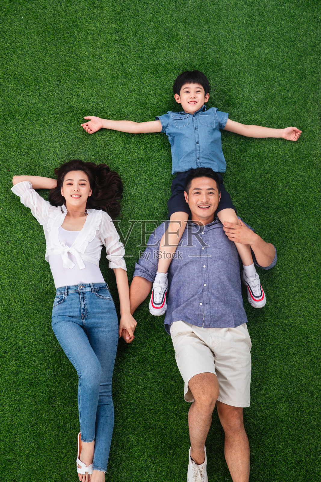 幸福快乐的一家三口照片摄影图片