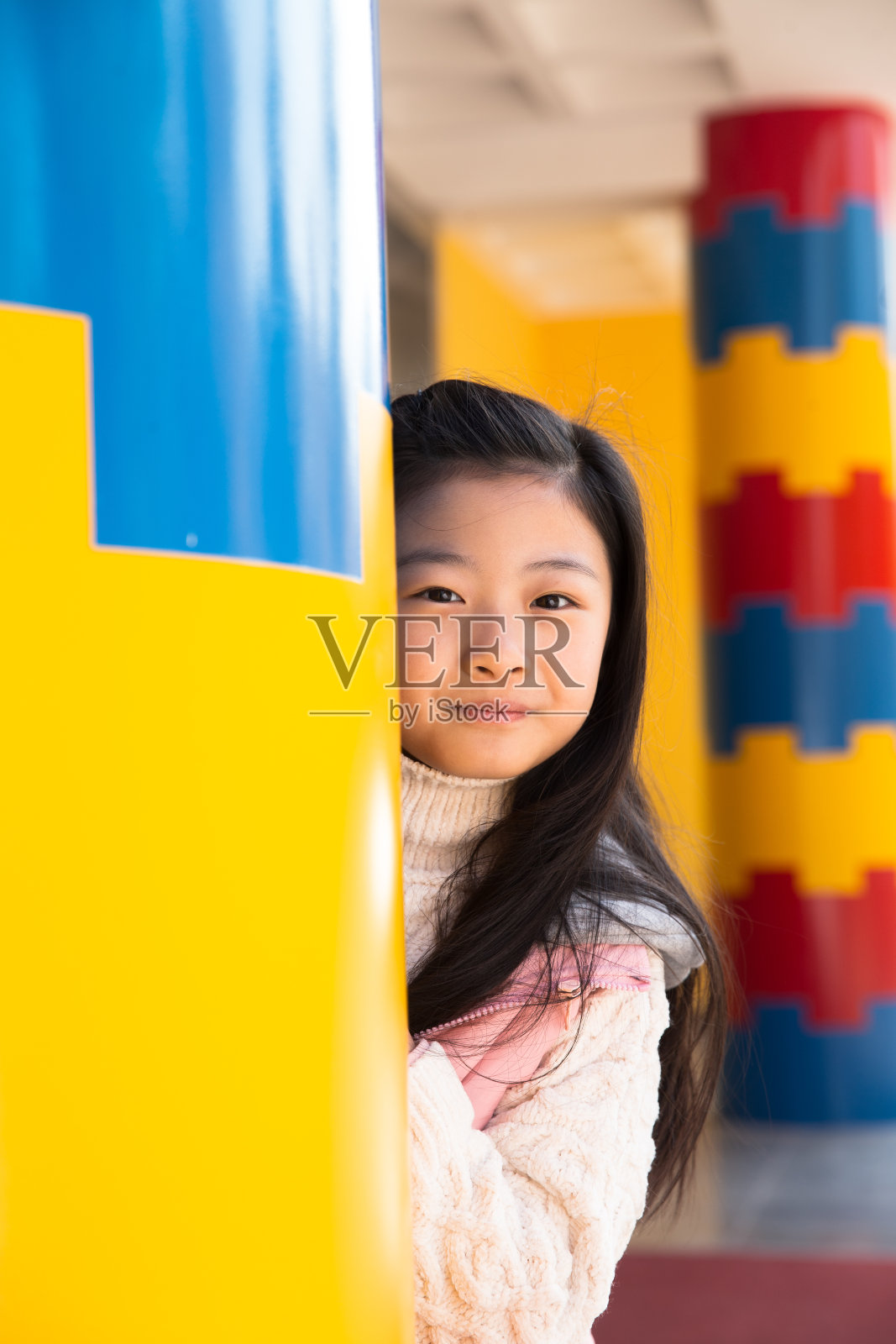 可爱的女孩在游乐场照片摄影图片