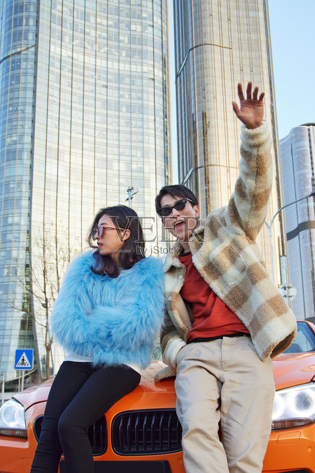 快乐青年情侣和豪车照片摄影图片