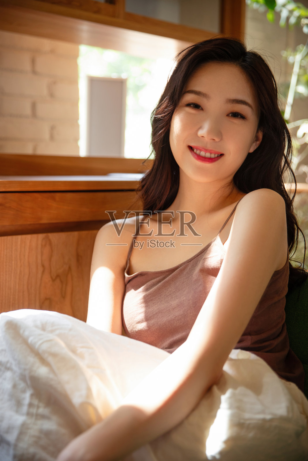 年轻女人居家生活照片摄影图片