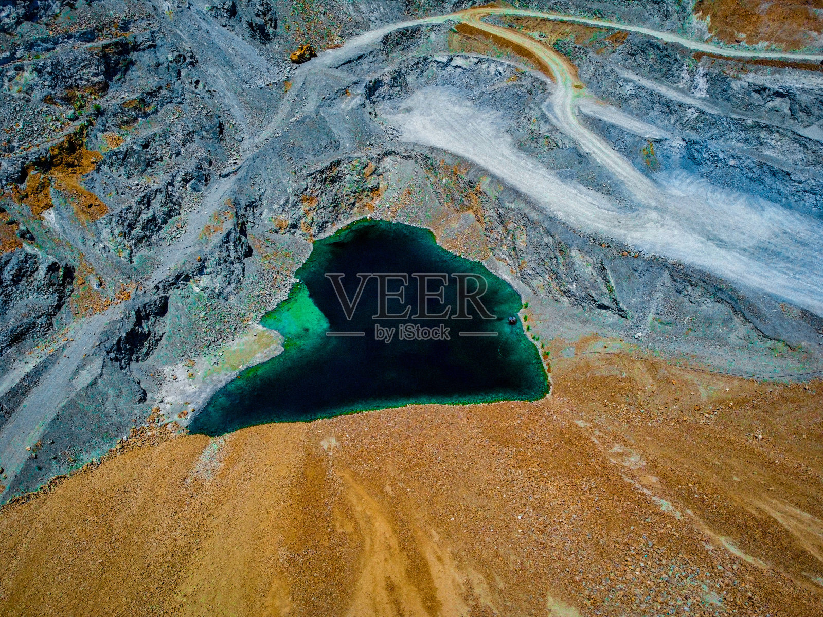 无人机航拍的莫斯菲洛蒂采石场在塞浦路斯，绿色的湖泊附近的铜矿，采石场照片摄影图片