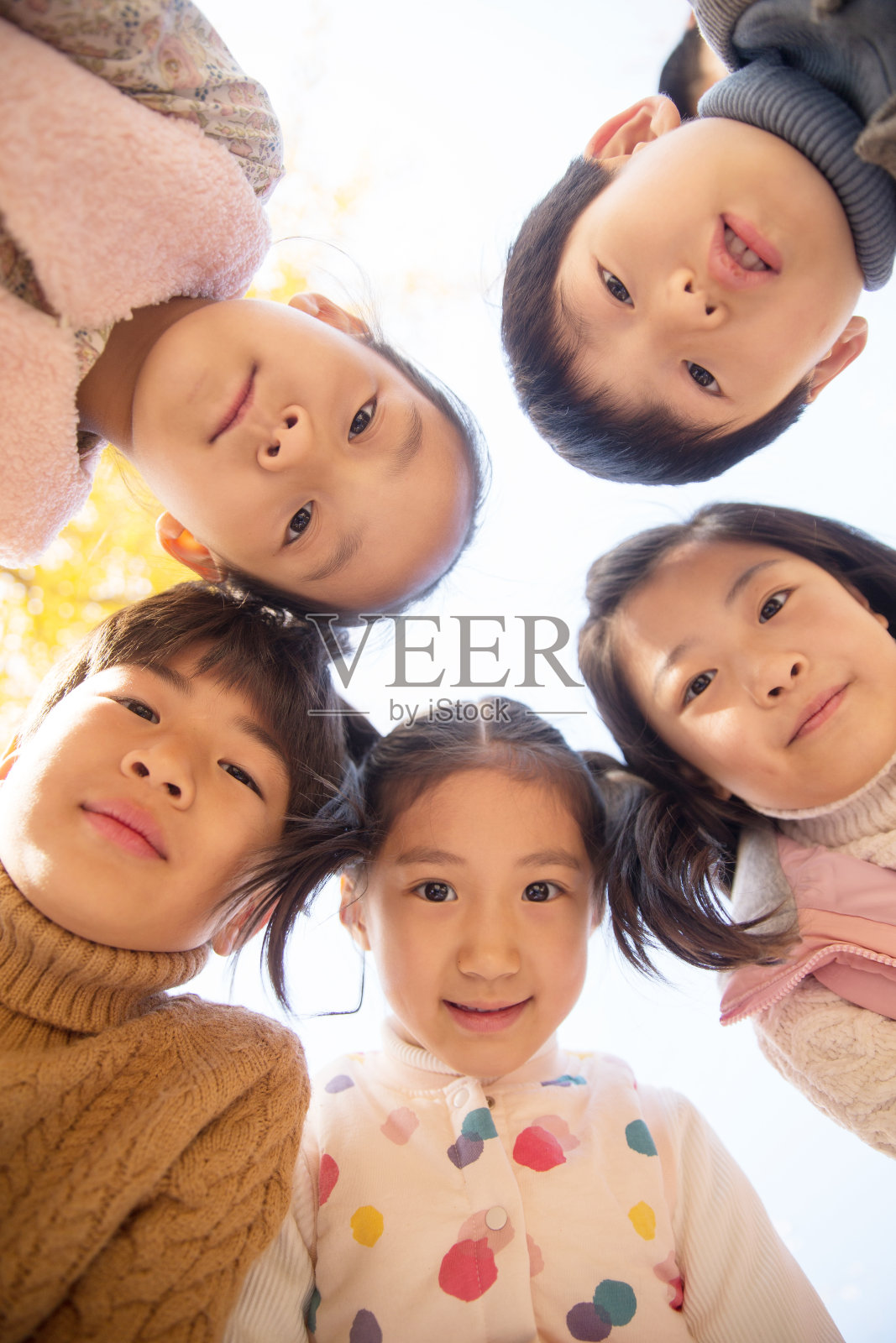 欢乐的男孩女孩在户外玩耍照片摄影图片