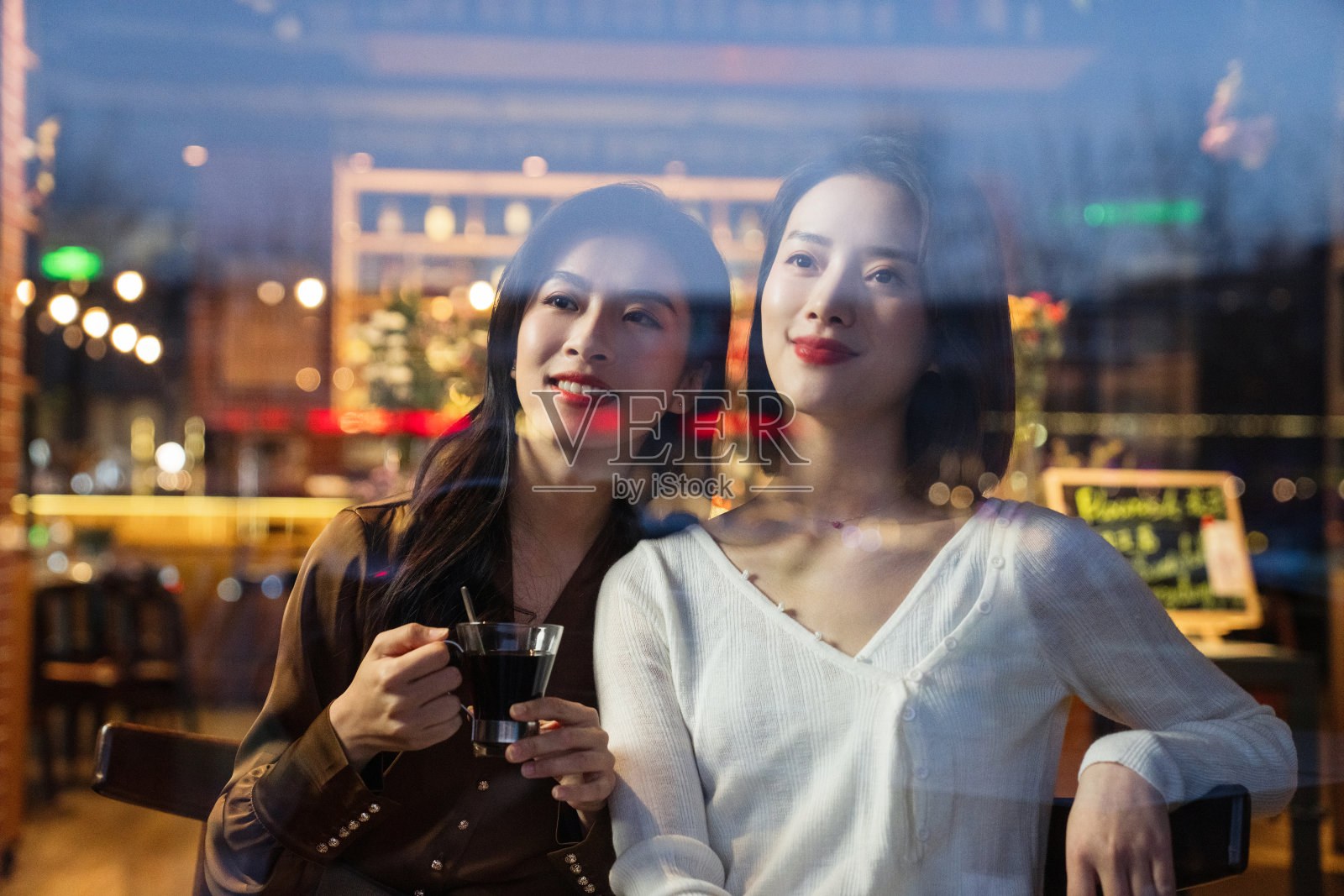 喝咖啡的漂亮闺蜜照片摄影图片