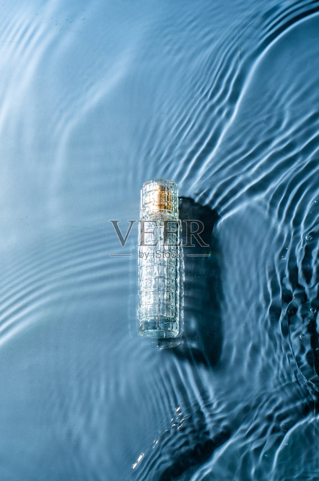 水面上的化妆品瓶子照片摄影图片