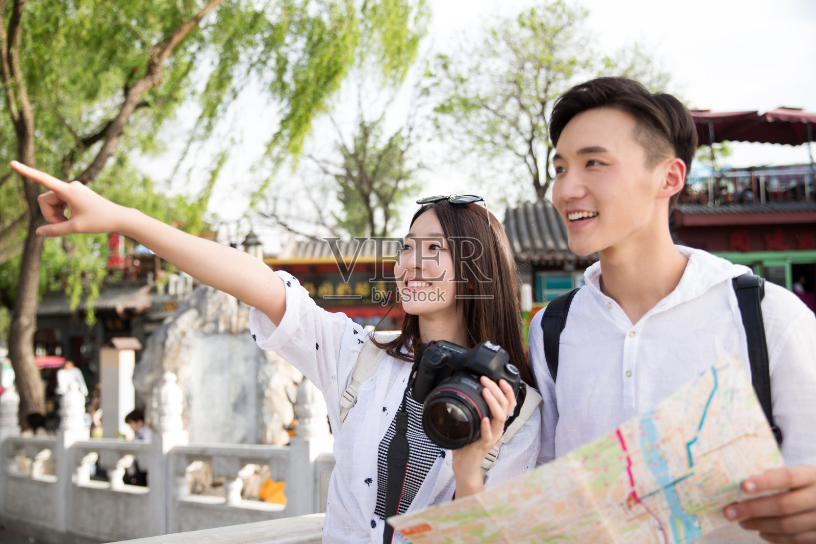 青年情侣旅行照片摄影图片