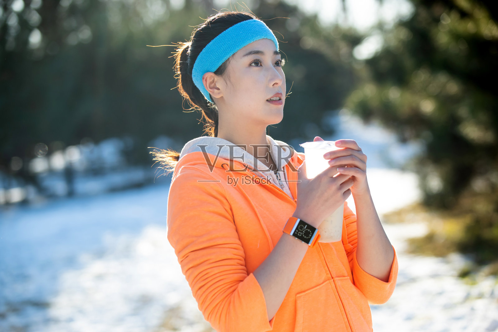 冬季户外的青年女人照片摄影图片