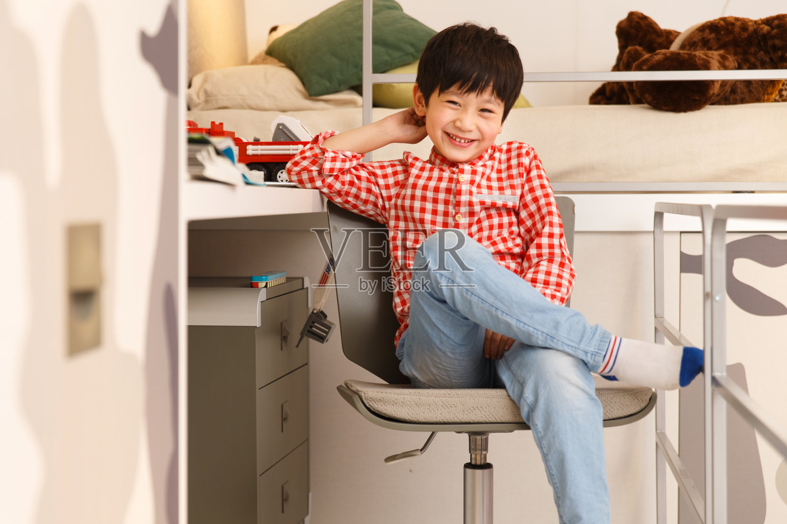 可爱的小男孩在卧室照片摄影图片