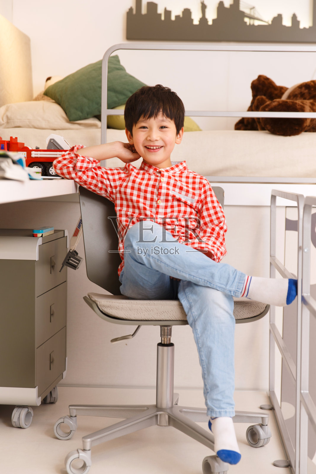 可爱的小男孩在卧室照片摄影图片