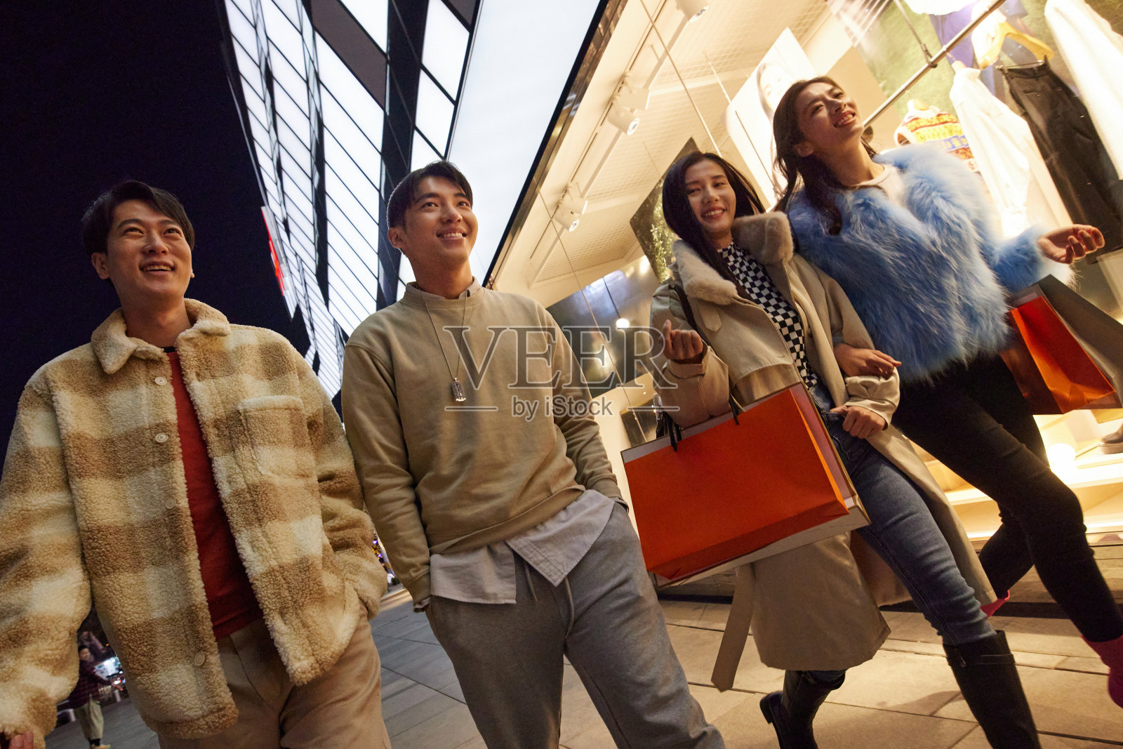 快乐的青年朋友逛街照片摄影图片