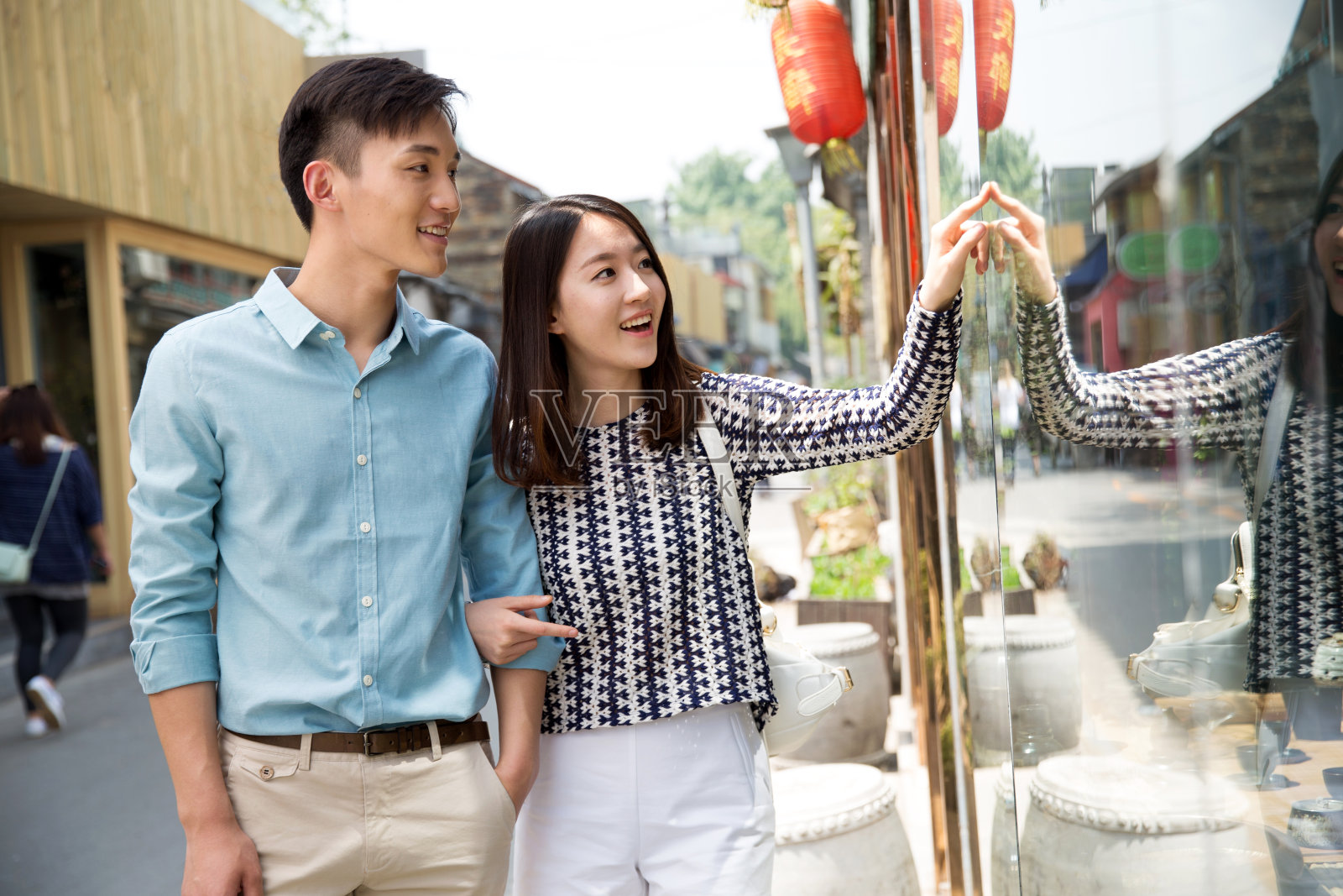 青年情侣逛街购物照片摄影图片