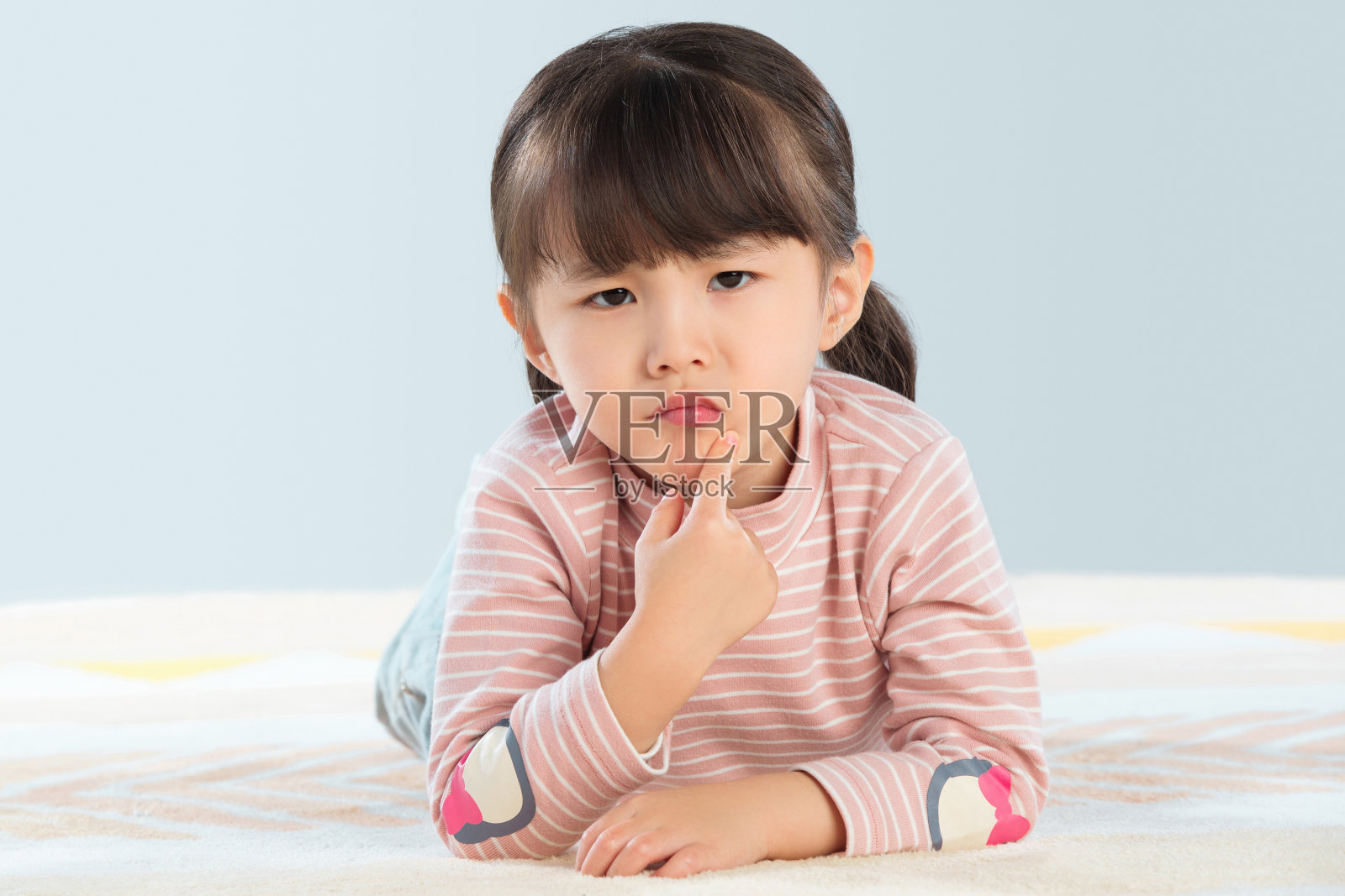 一个可爱的小女孩照片摄影图片