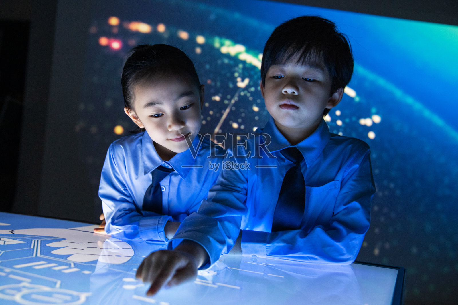 课堂上的小学生照片摄影图片