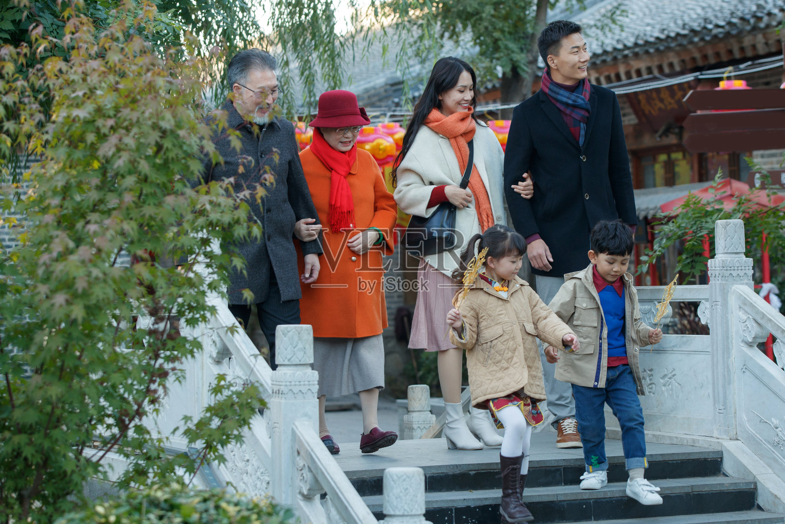 公园游玩的幸福六口之家照片摄影图片