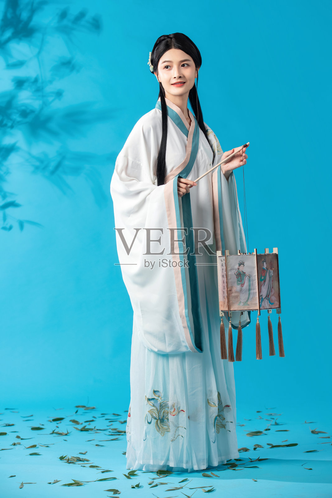 提着灯笼的古风美女照片摄影图片