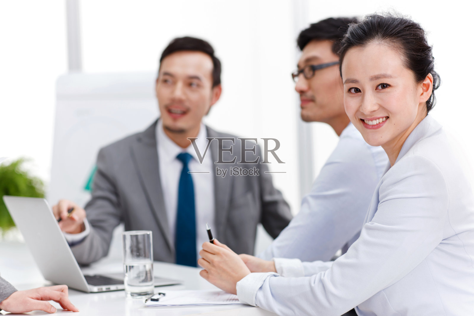 商务男女在会议室工作照片摄影图片