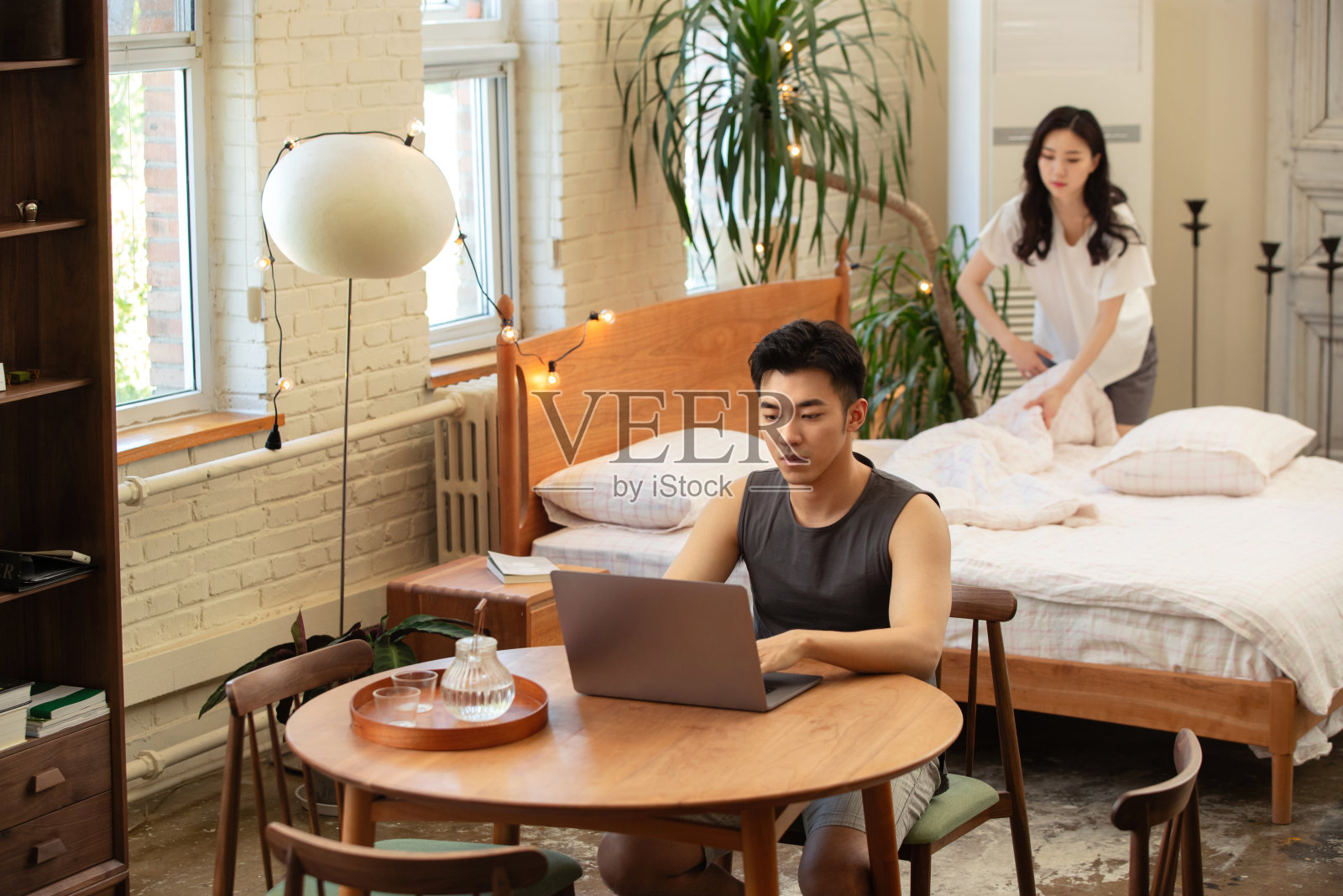 青年夫妇的家居生活照片摄影图片