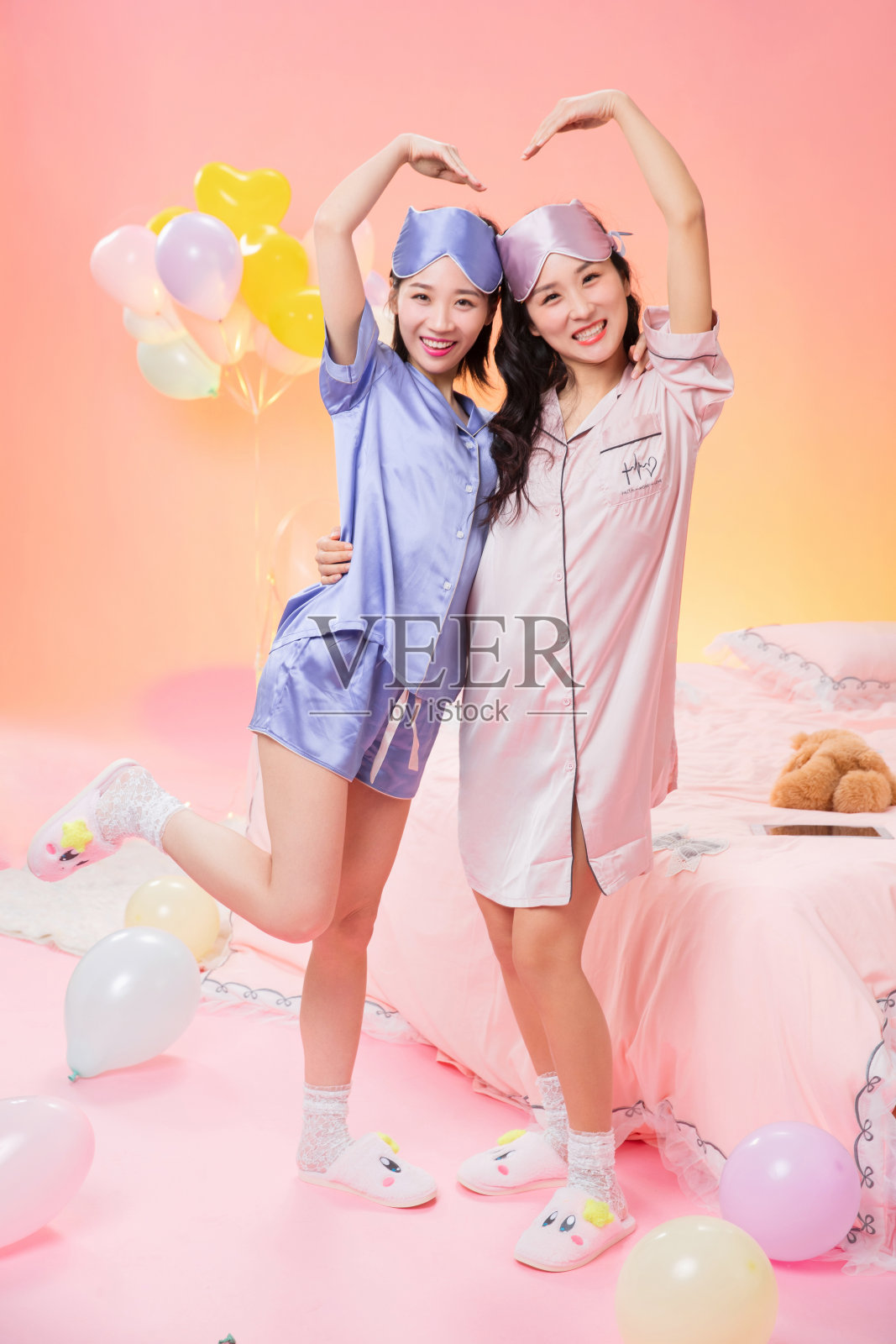 卧室内快乐玩耍的年轻闺蜜照片摄影图片