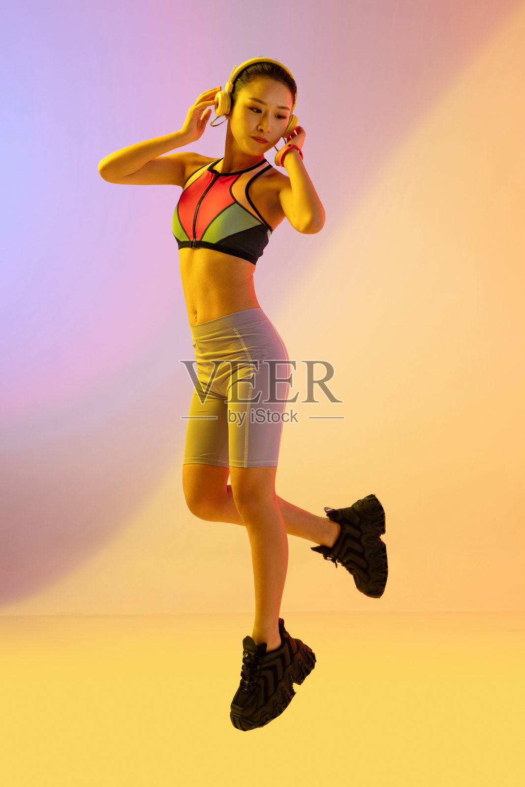 充满活力的时尚青年女人照片摄影图片