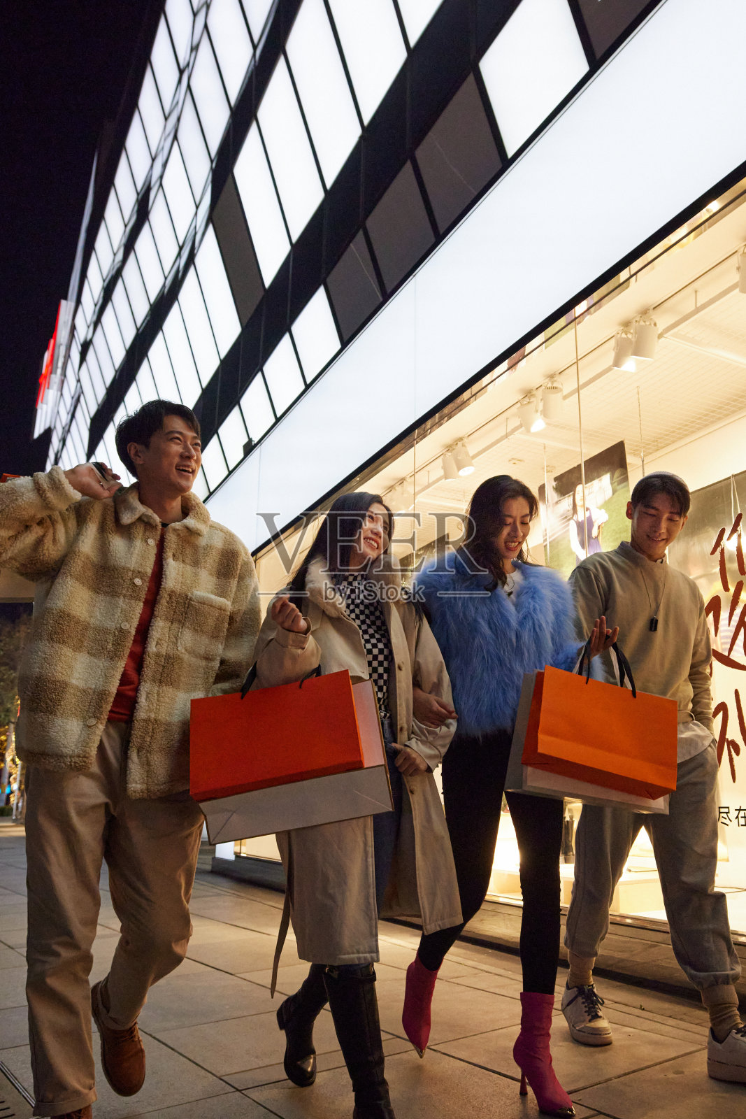 快乐的青年朋友逛街照片摄影图片