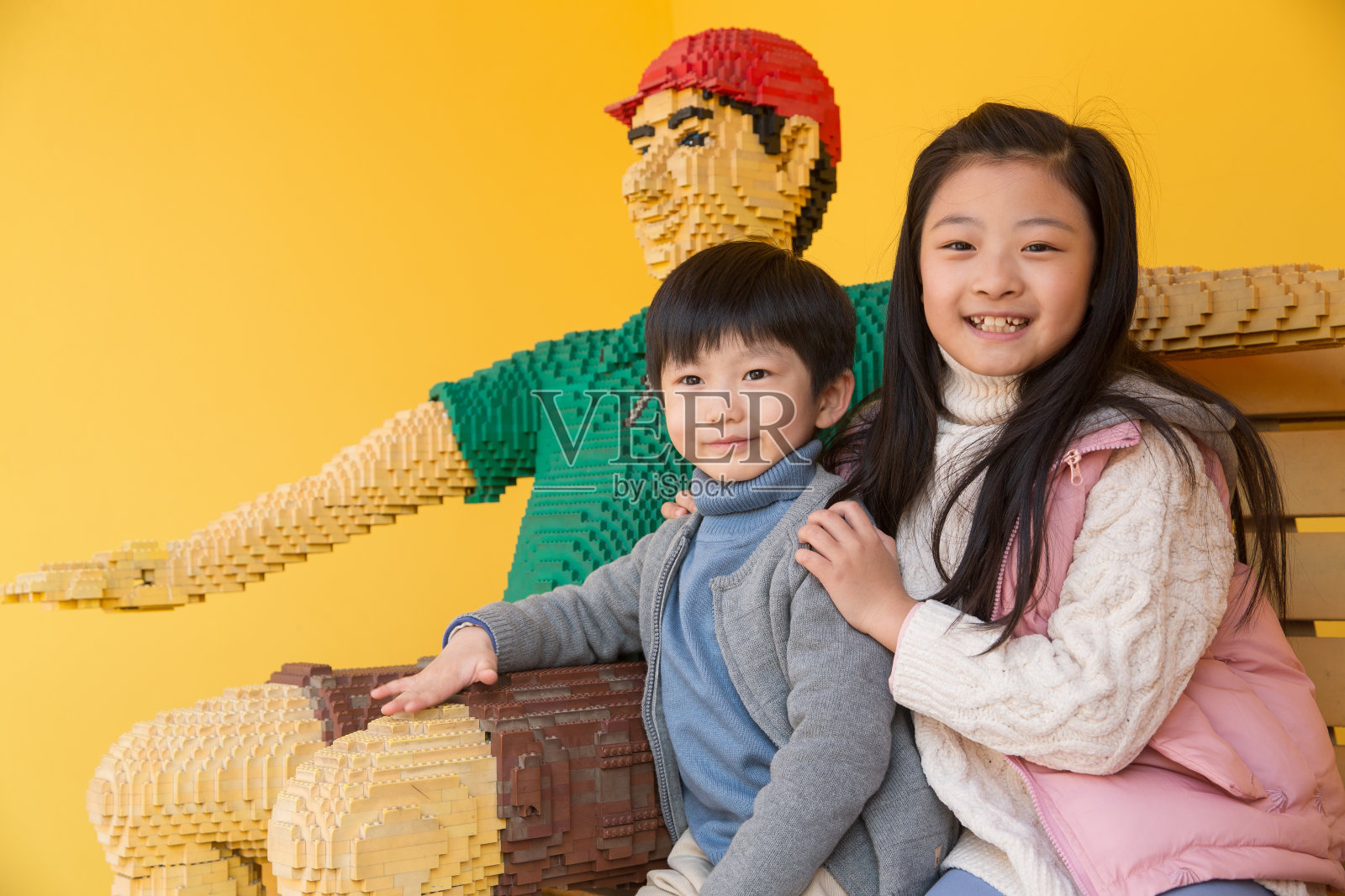 可爱的男孩女孩在户外玩耍照片摄影图片