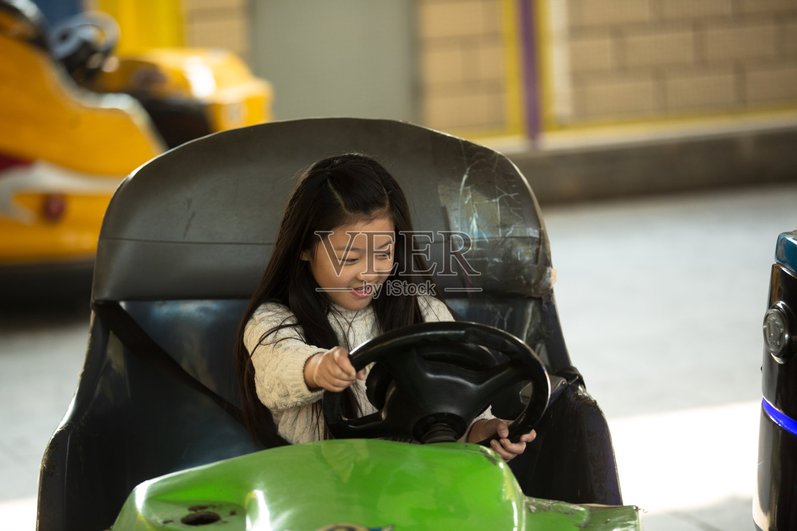 小女孩在游乐场玩耍照片摄影图片