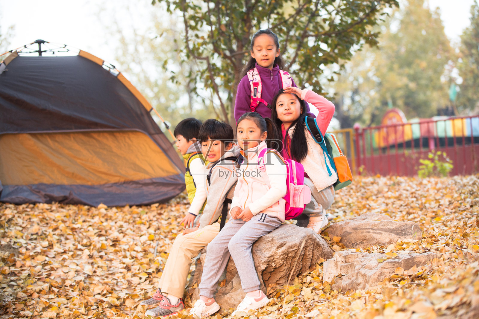 可爱的男孩女孩在户外玩耍照片摄影图片