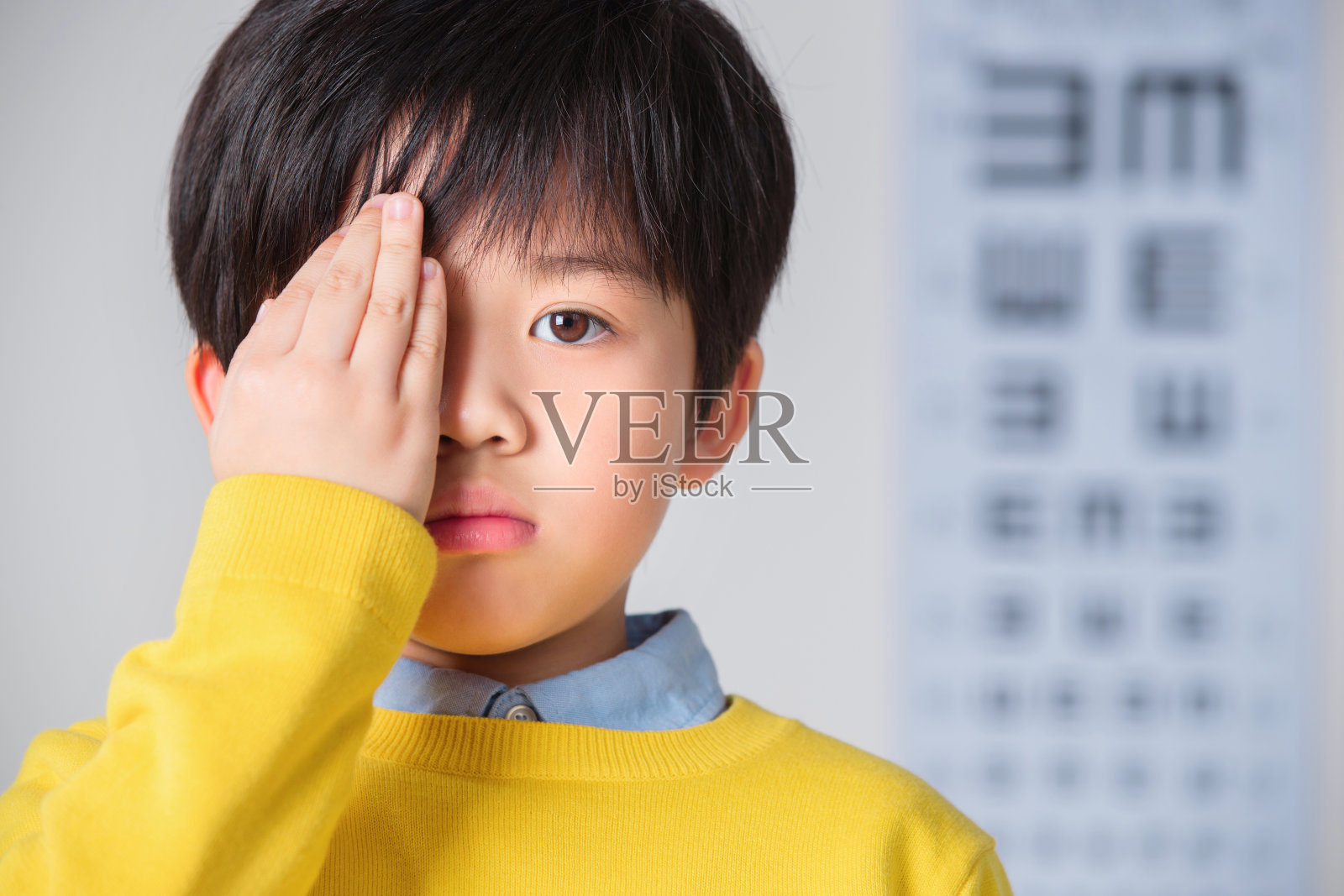 小学男生测视力照片摄影图片
