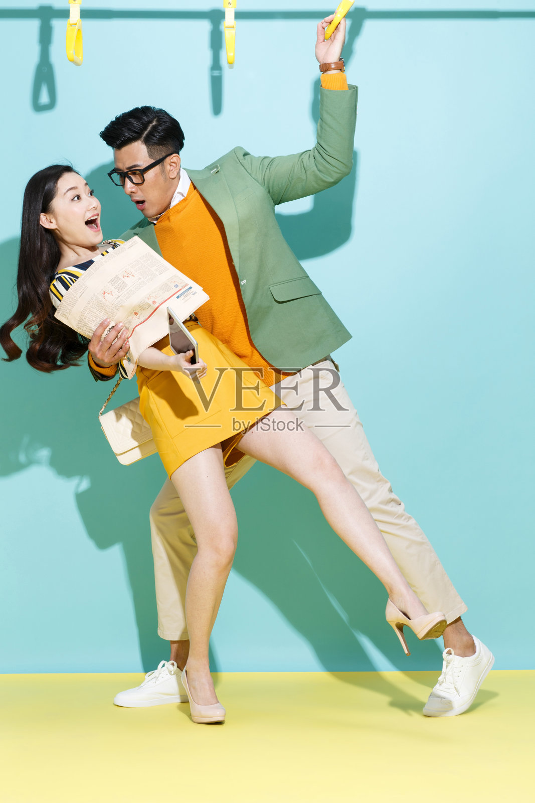 上班路上的青年人照片摄影图片