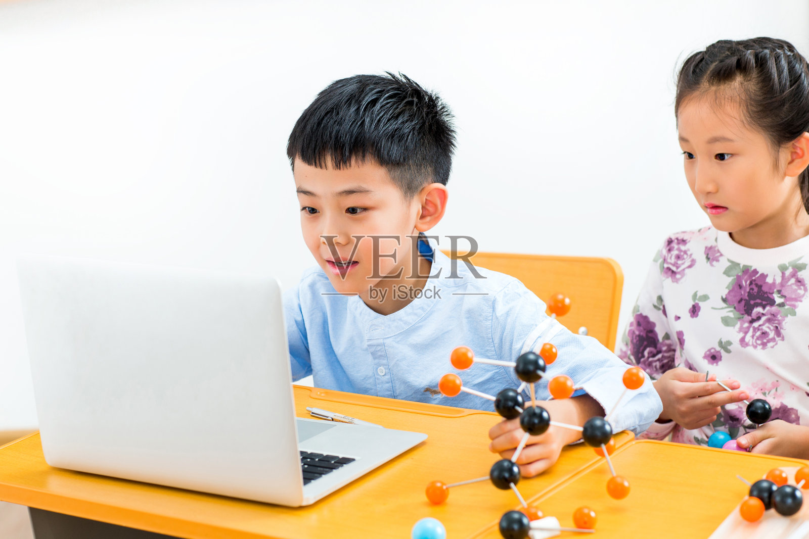 小学生在教室里使用电脑照片摄影图片