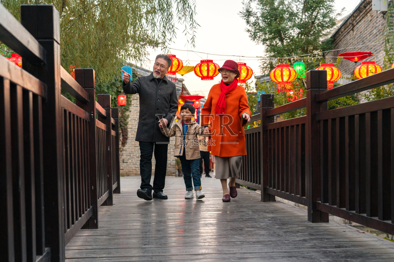 幸福的祖孙三人逛庙会照片摄影图片