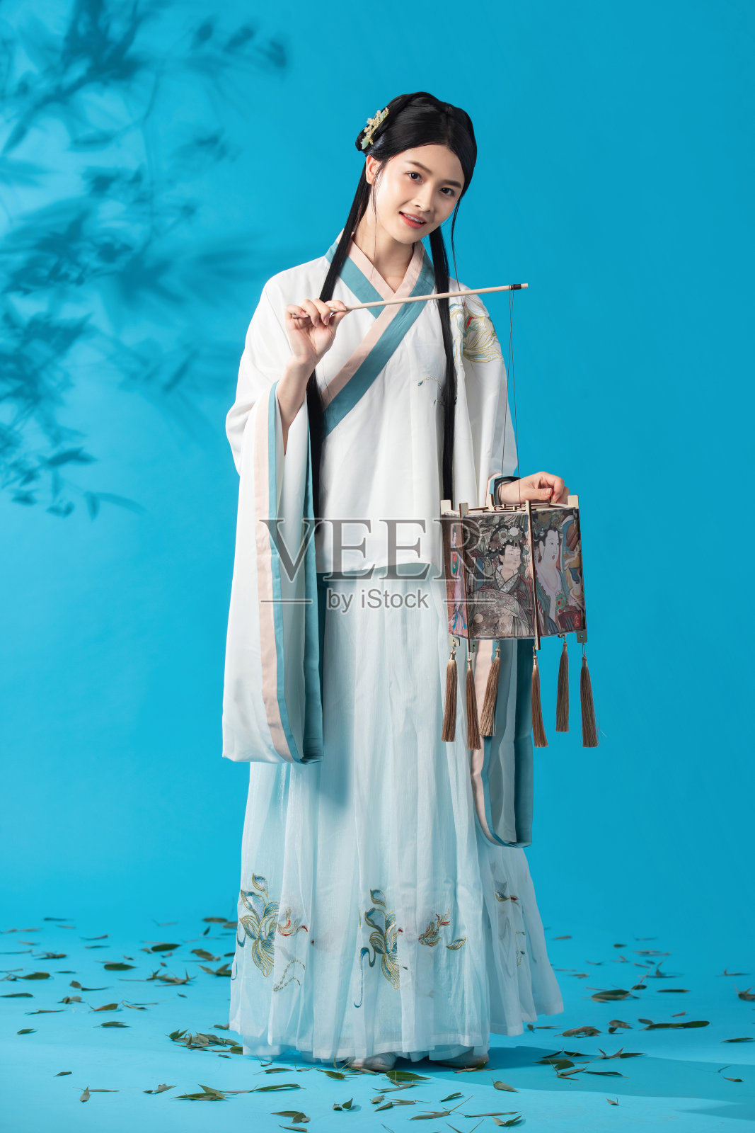 提着灯笼的古风美女照片摄影图片