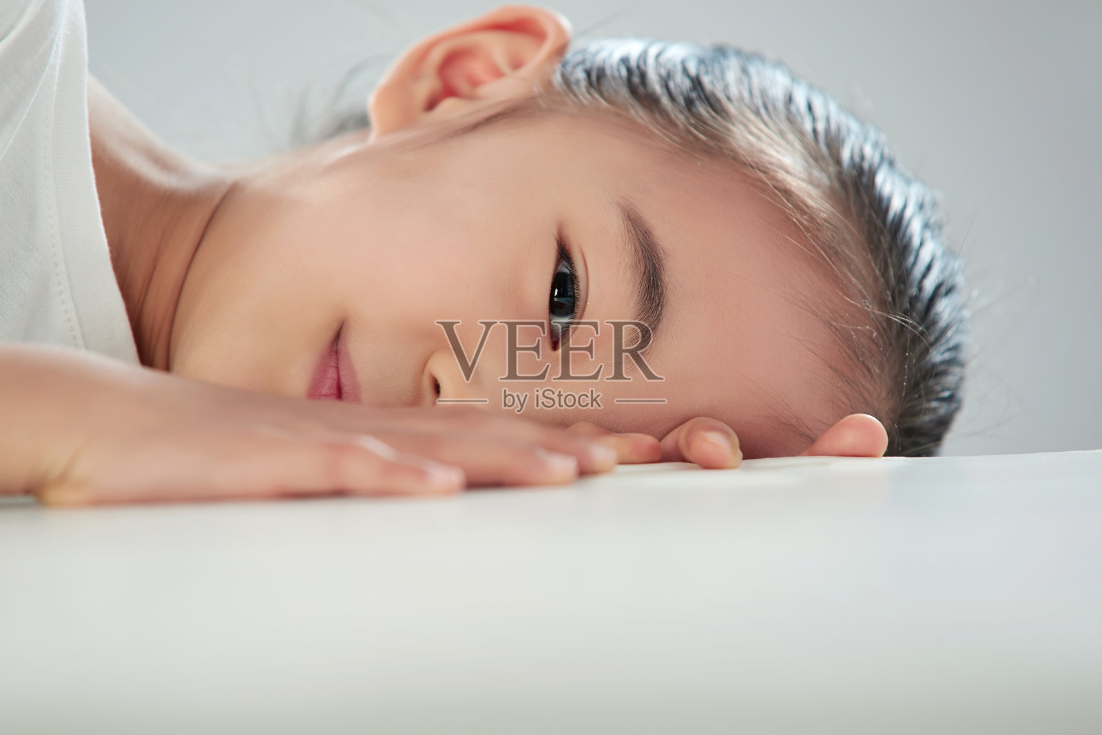 快乐的小女孩照片摄影图片