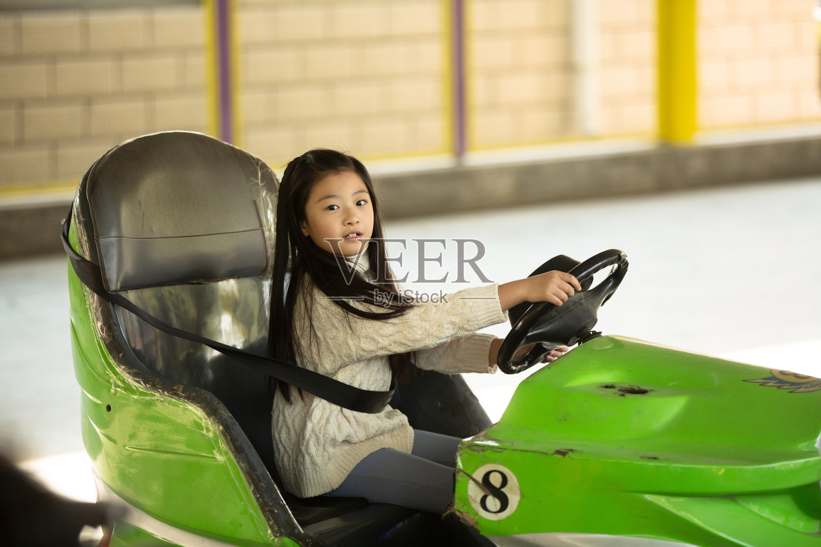 小女孩在游乐场玩耍照片摄影图片
