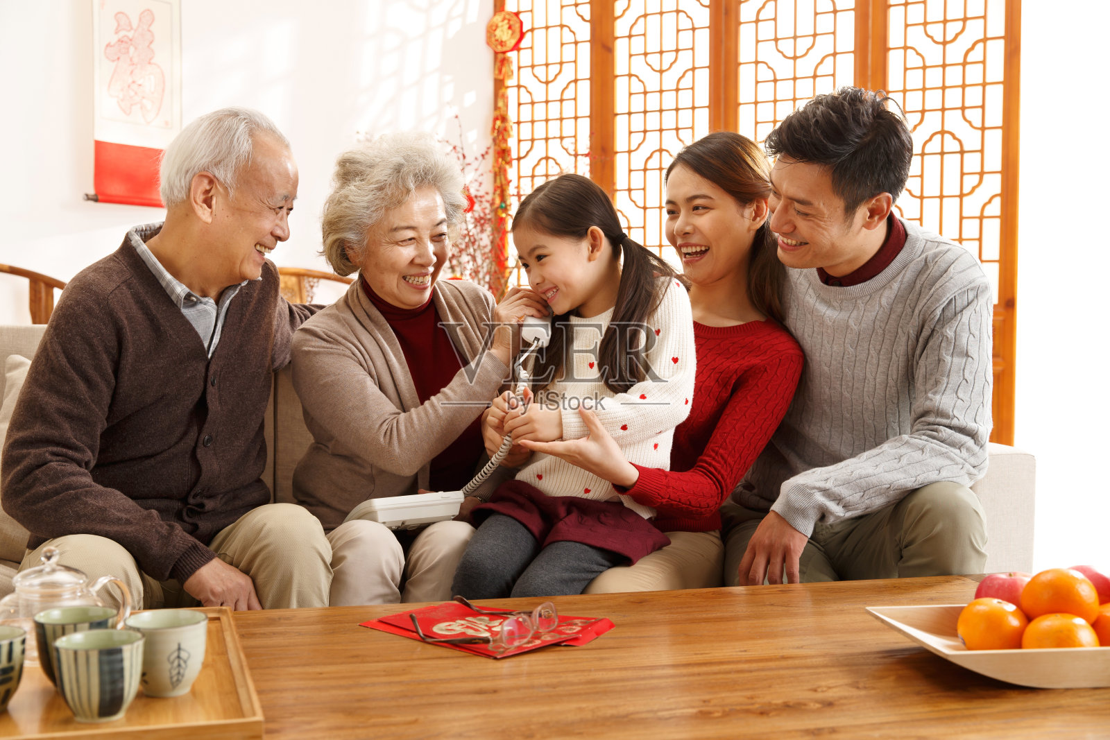 幸福家庭过年打电话照片摄影图片