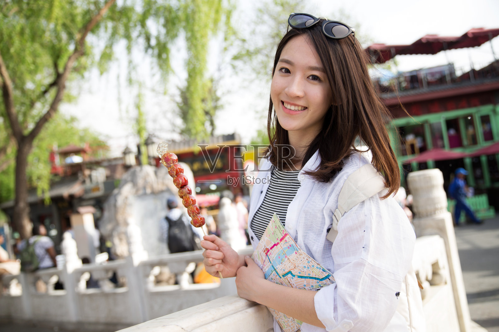 快乐女孩旅行照片摄影图片