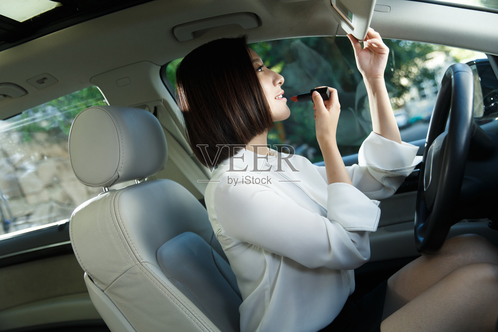 青年女人坐在车里化妆照片摄影图片