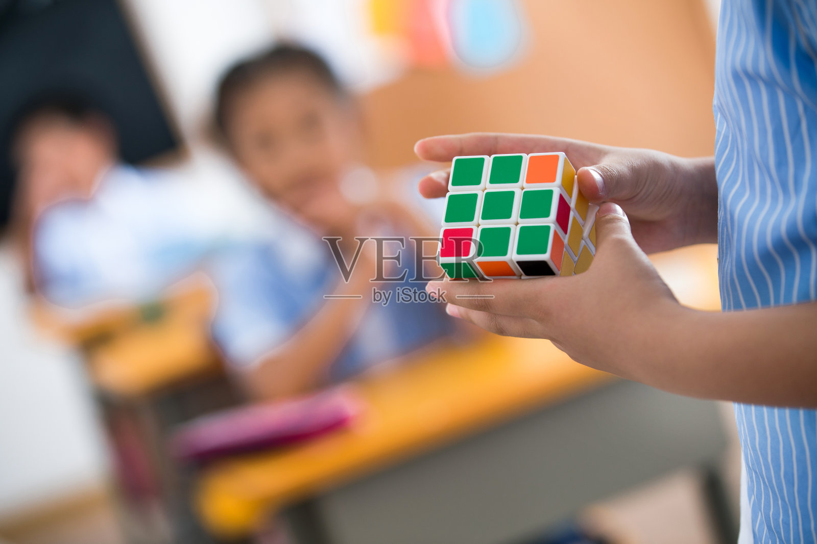 小学生玩魔方照片摄影图片