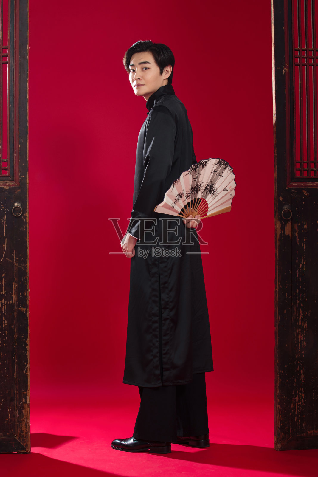 穿着传统服装的青年男人照片摄影图片