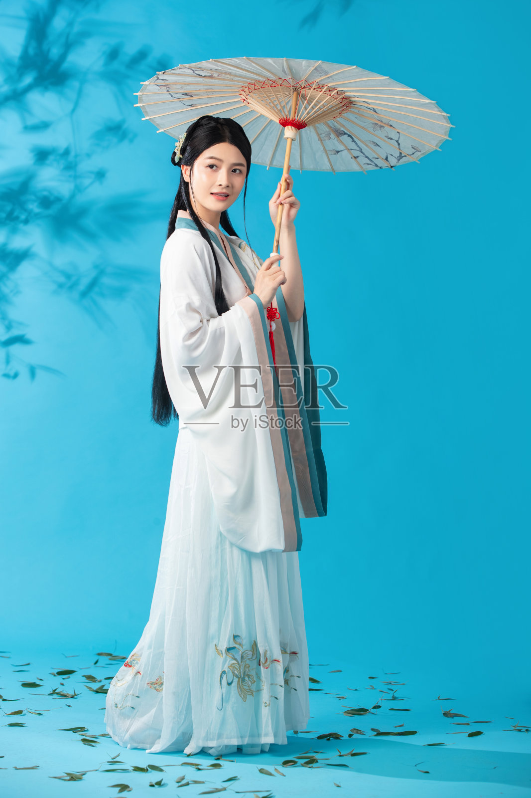 打着油纸伞的古风美女照片摄影图片