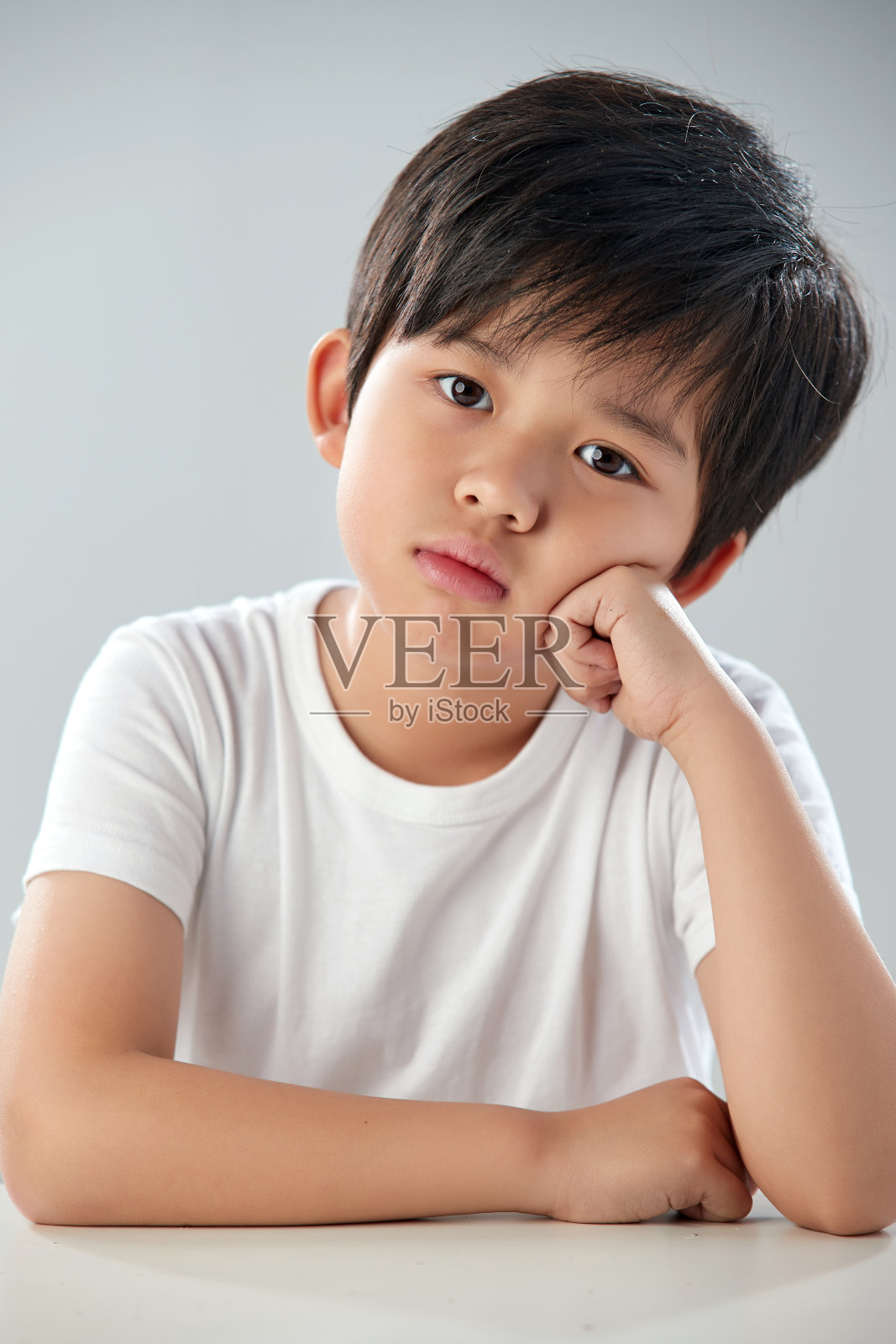 帅气的小男孩照片摄影图片