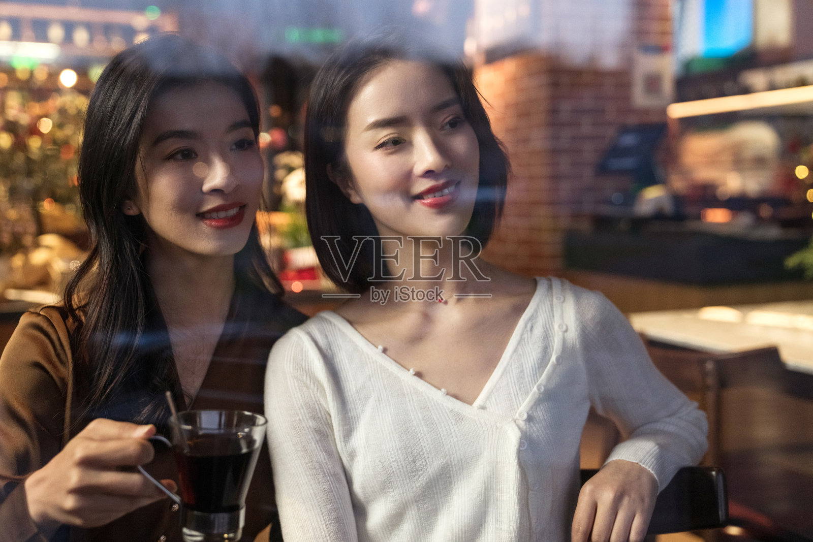 喝咖啡的漂亮闺蜜照片摄影图片