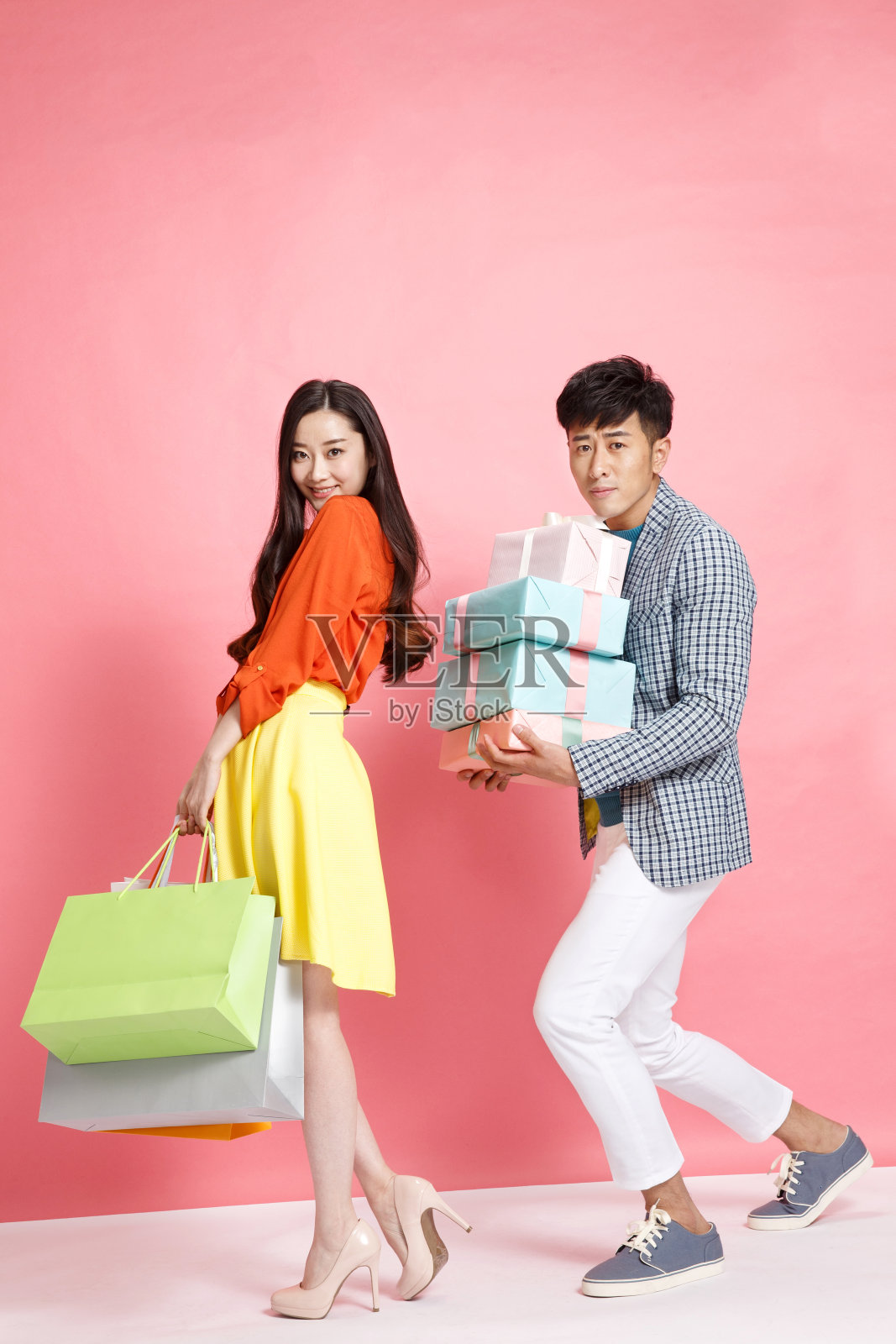 时尚年轻情侣拿着购物袋照片摄影图片