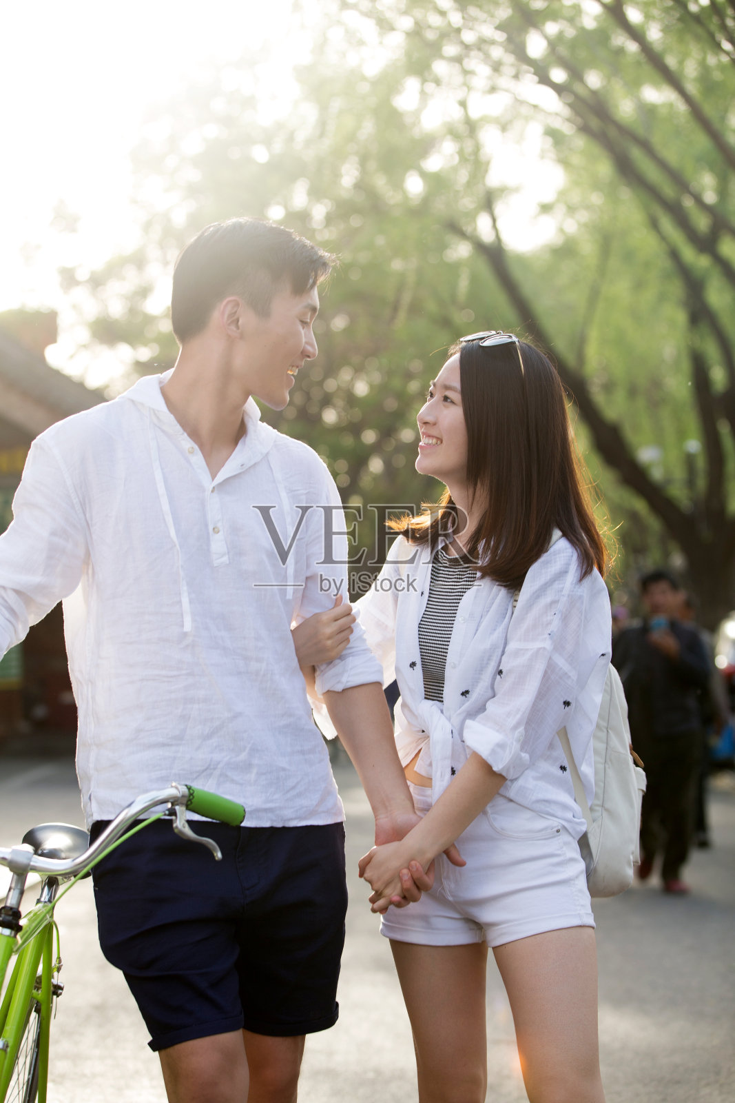 快乐情侣逛街照片摄影图片