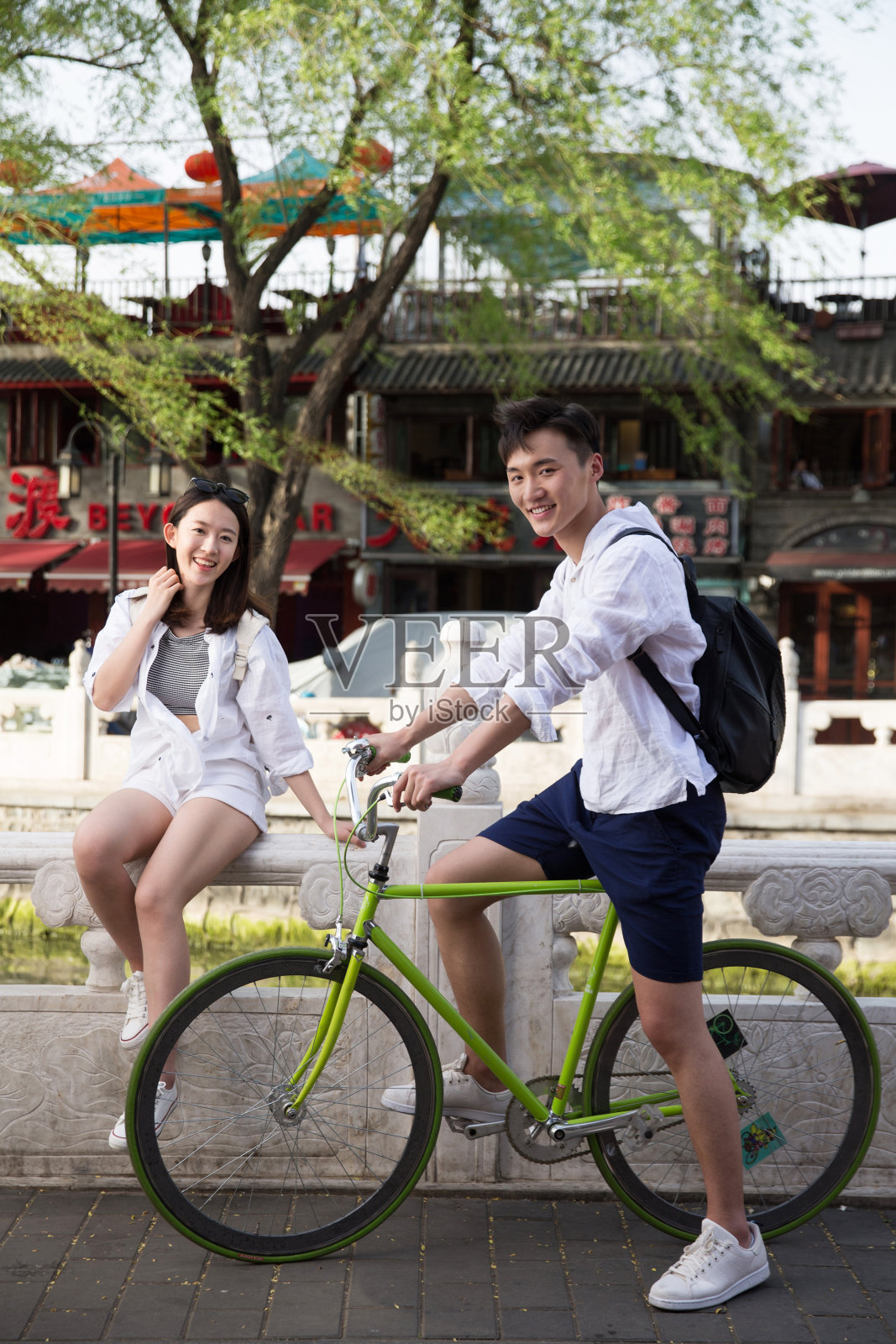 快乐的青年情侣照片摄影图片