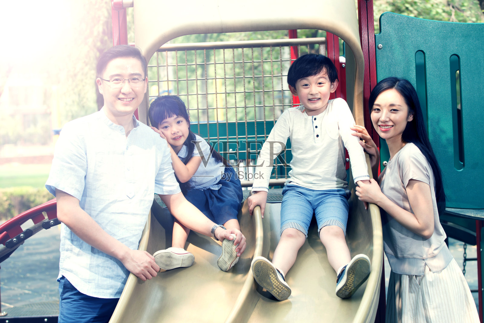 一家四口滑滑梯照片摄影图片