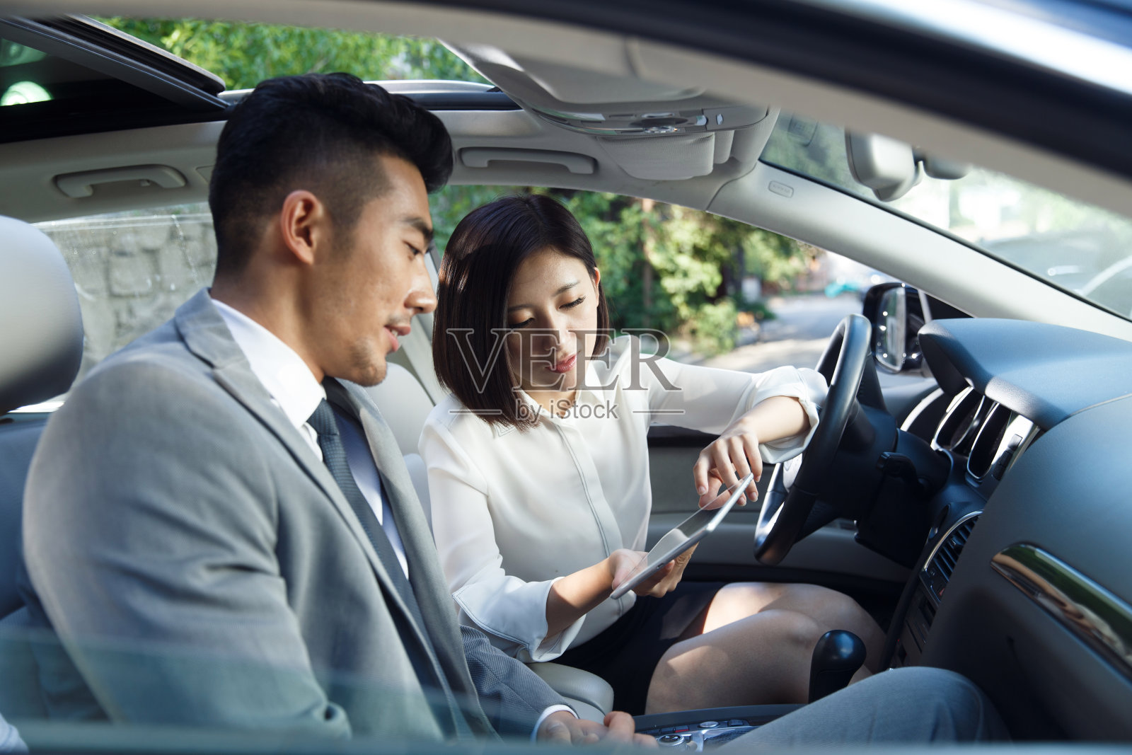 青年商务人士坐在汽车里照片摄影图片