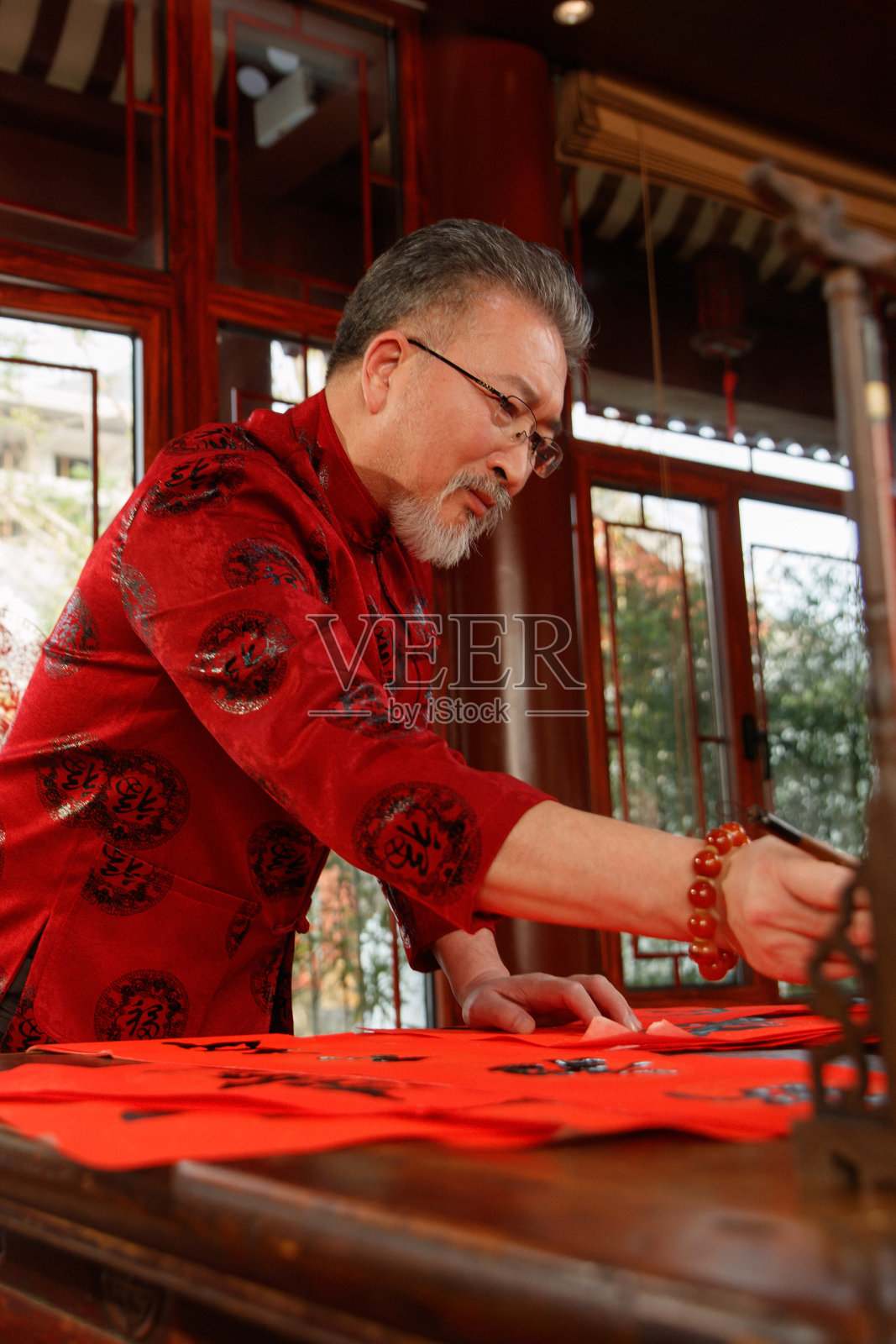 老年男人写书法照片摄影图片